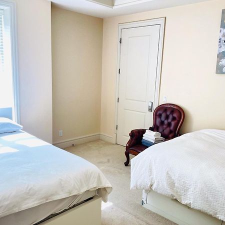 Vancouver Luxury Guesthouse ภายนอก รูปภาพ