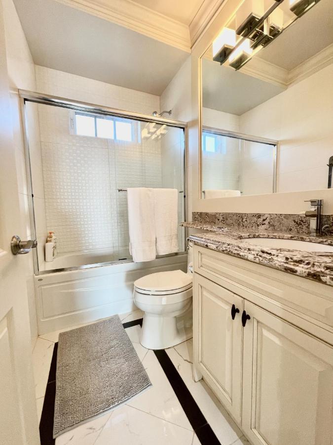 Vancouver Luxury Guesthouse ภายนอก รูปภาพ