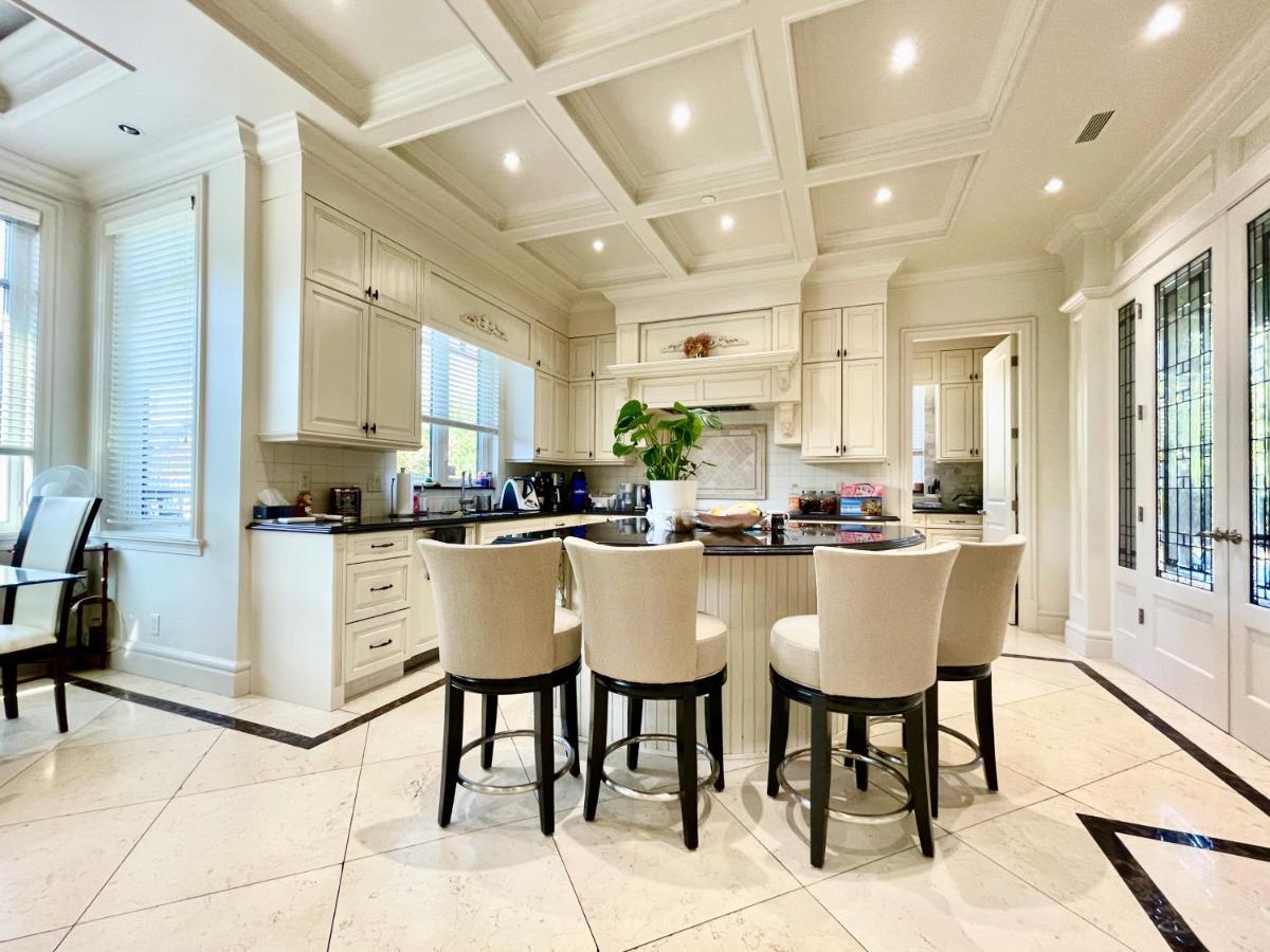 Vancouver Luxury Guesthouse ภายนอก รูปภาพ