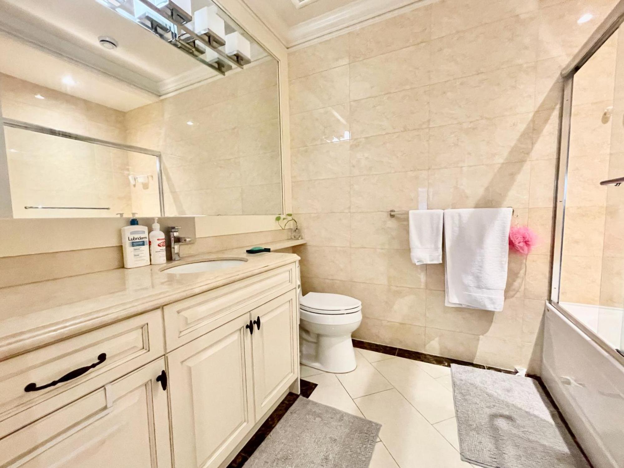 Vancouver Luxury Guesthouse ภายนอก รูปภาพ