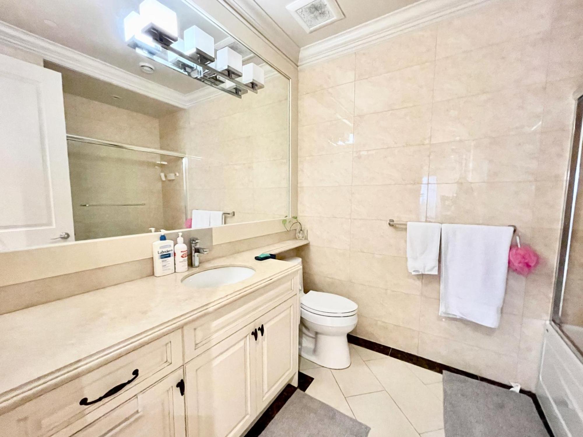 Vancouver Luxury Guesthouse ภายนอก รูปภาพ